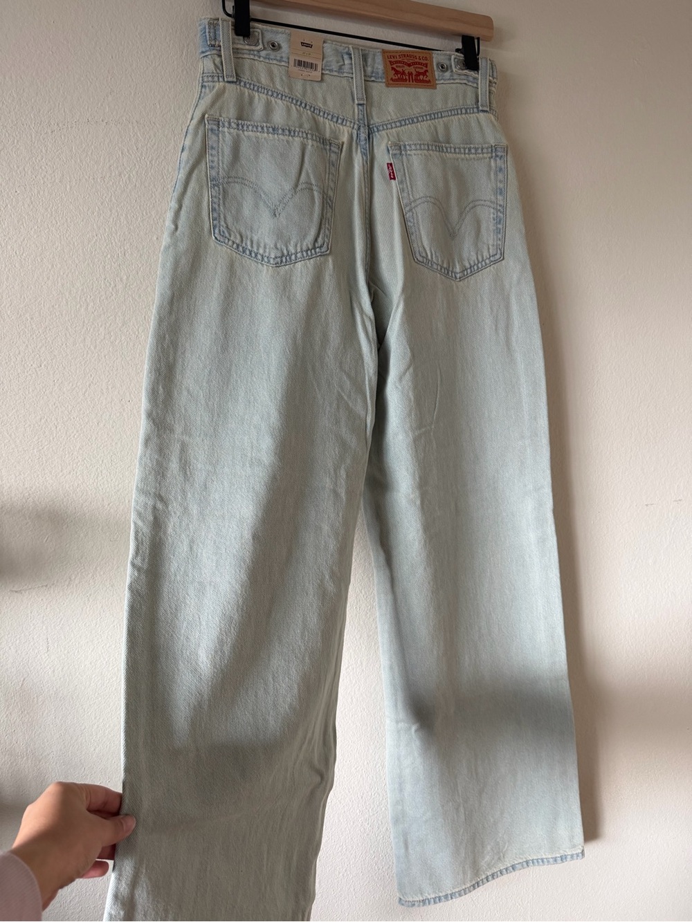 NWT Levi’s Cinch Baggy Jeans - Picture 6 of 9